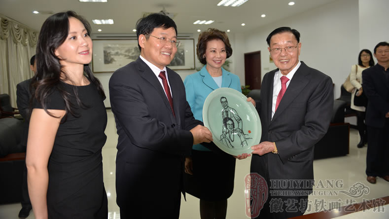 徽藝坊為來安縣人物館定制的趙小蘭父母人物肖像鐵畫